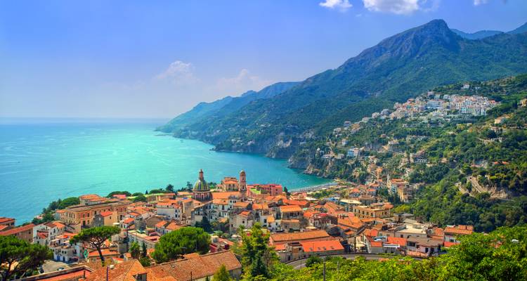 Malerische Küstenansicht mit einer pittoresken Stadt und Bergen.