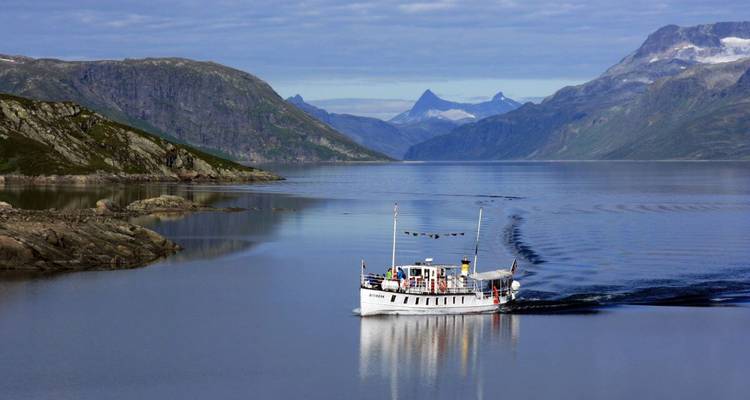 Bateau naviguant à travers un fjord pittoresque.