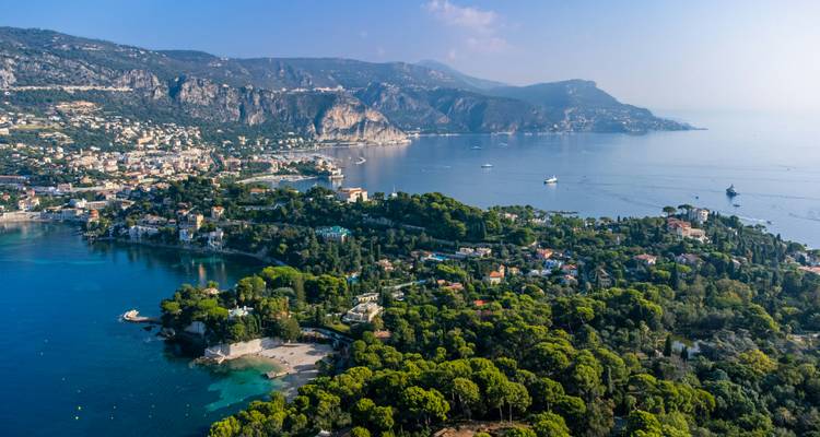 Une vue aérienne saisissante d'une ville côtière avec un arrière-plan montagneux.
