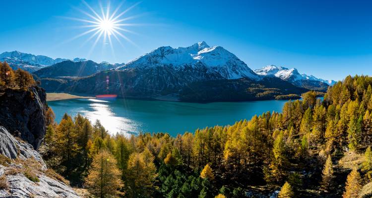 Bergsee mit klarem Himmel und Spiegelungen.