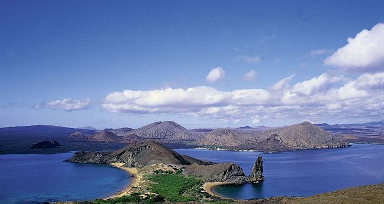 Une vue pittoresque des îles Galápagos avec une eau bleue claire.