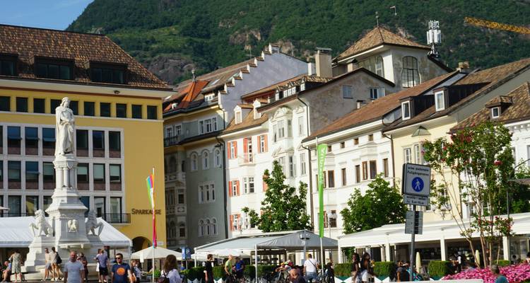 Centre-ville avec des bâtiments animés et des gens qui se promènent à Bolzano.
