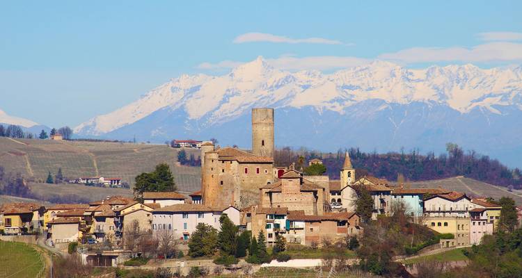 Village historique avec des montagnes en arrière-plan.