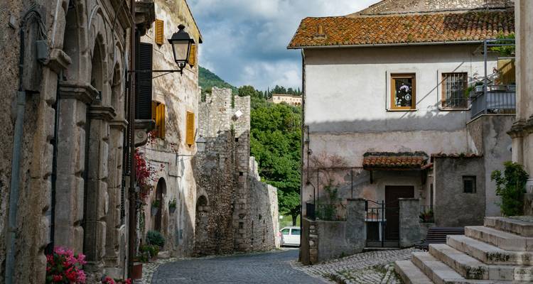 Charmante Altstadtgasse mit Kopfsteinpflaster und historischen Gebäuden.