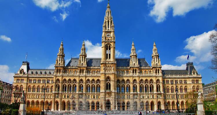 Rathaus (Hôtel de ville) de Vienne sous un ciel bleu.