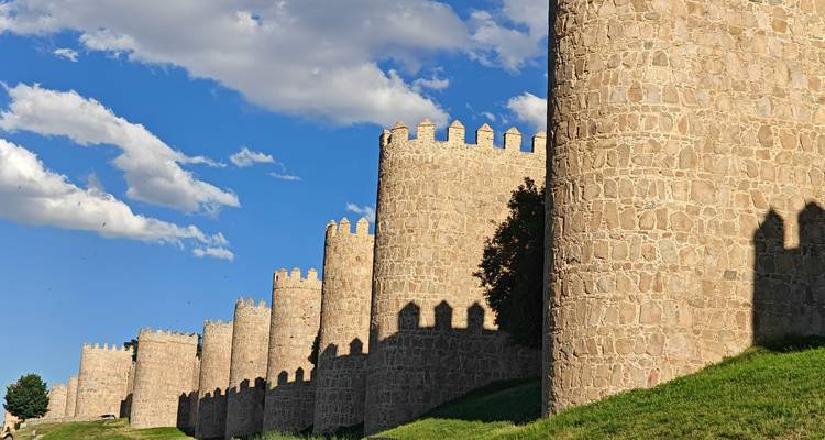 Murailles de pierre avec tours et ciel bleu à Avila.