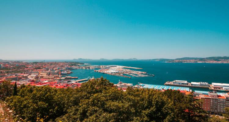 Une vue panoramique d'une ville côtière avec un port.