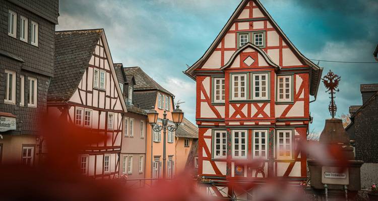 Karakteristieke vakwerkhuizen in een pittoresk straatje.