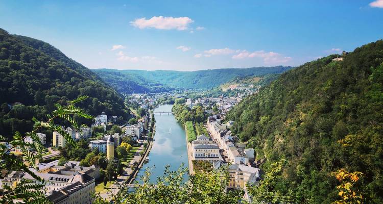 Rivierstadje genesteld tussen heuvels met een rivier die erdoorheen stroomt.