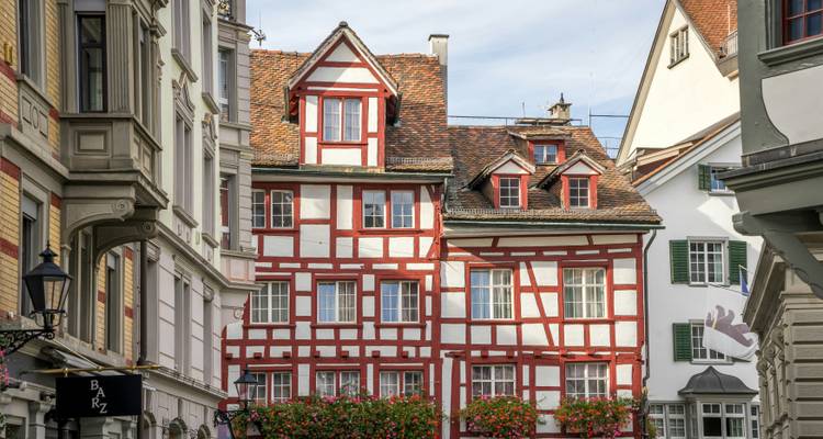 Beaux bâtiments anciens avec des motifs rouges et des fleurs colorées.