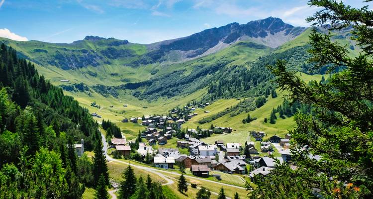 Village pittoresque niché dans des montagnes verdoyantes.
