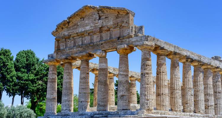 Gros plan d'un temple ancien avec un ciel dégagé.