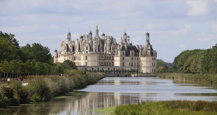 Château de Chambord reflété dans un canal tranquille.