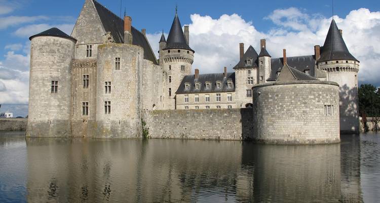 Château de Sully-sur-Loire avec un reflet sur l'eau.