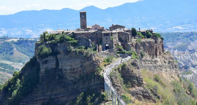 Bergtopdorp met een schilderachtige brug die ernaar toe leidt.