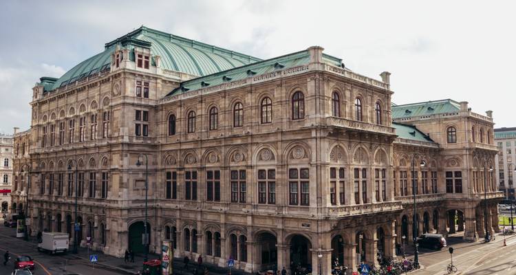 Wiener Staatsopera gebouw met zijn sierlijke gevel.