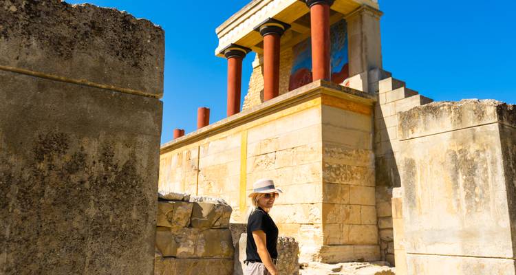 Ruines historiques avec une personne au premier plan.