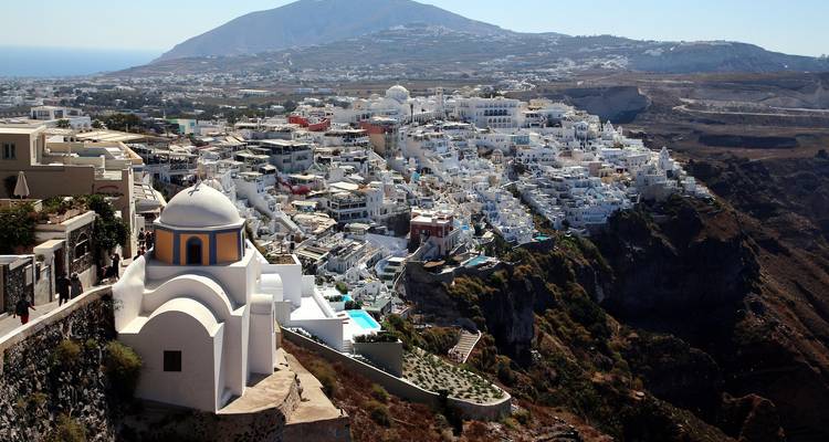 Blick auf eine Klippenstadtmit traditioneller Architektur und terrassierter Anordnung.