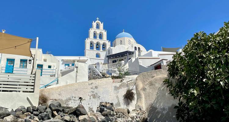 Traditionelle weiße Strukturen mit blauen Kuppeln von unten gesehen.