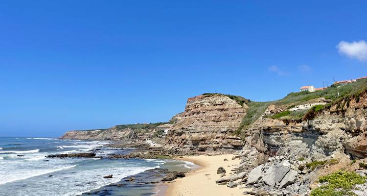 Küstenklippenblick mit Sandstrand und Ozean
