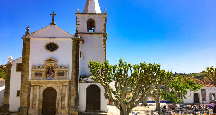 Historische Kirche und Platz mit Menschen