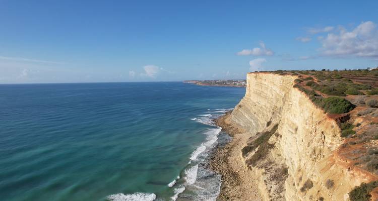 Vue sur la falaise avec océan et plage