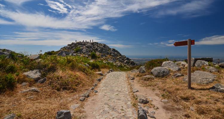 Sentier rocailleux avec des personnes gravissant la colline