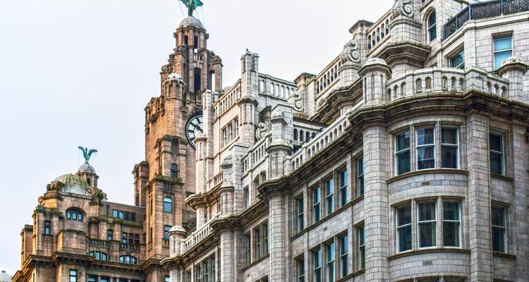Bâtiment historique du Liver avec une architecture ornée à Liverpool, Angleterre.