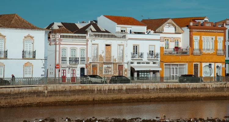 Bâtiments traditionnels colorés le long d'une rivière.