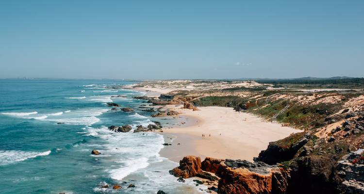 Luftaufnahme einer malerischen Küstenlinie mit Sandstränden.