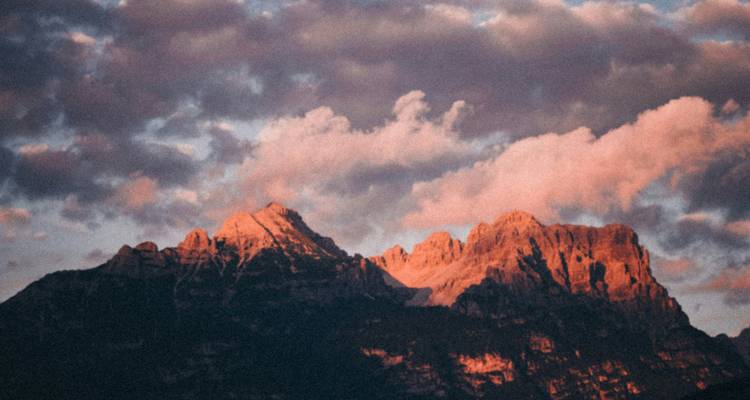 Paysage de montagne au coucher du soleil avec des nuages dramatiques.