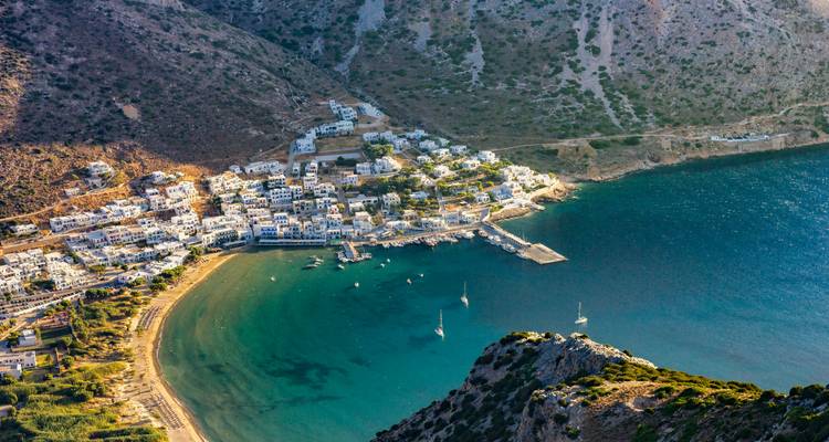 Luftaufnahme einer Küstenstadt mit Strand und Bucht.