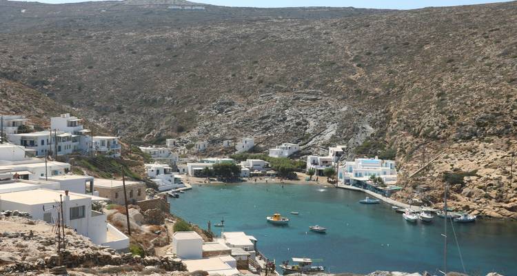 Küstendorf zwischen Hügeln an einer Bucht gelegen.