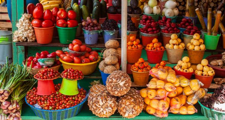 Étal coloré de fruits et légumes dans un marché.