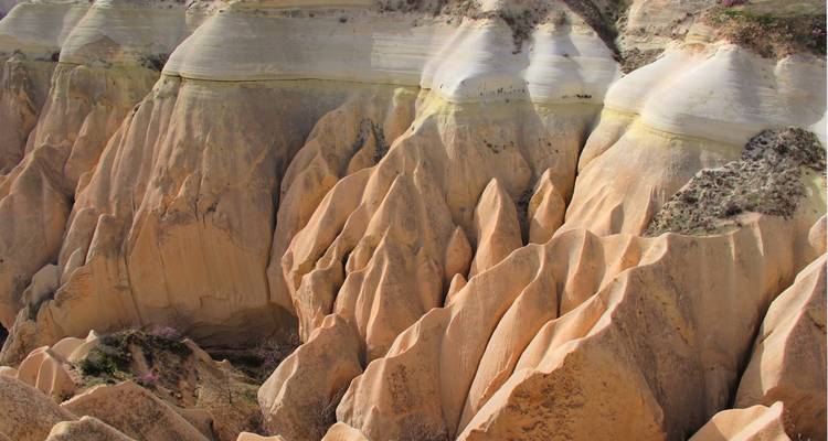 Formations rocheuses uniques dans les tons orange et crème.