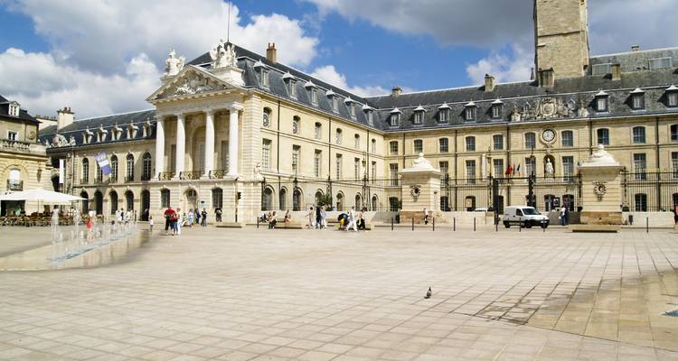 Palace of the Dukes of Burgundy in Dijon with a spacious square and people around.