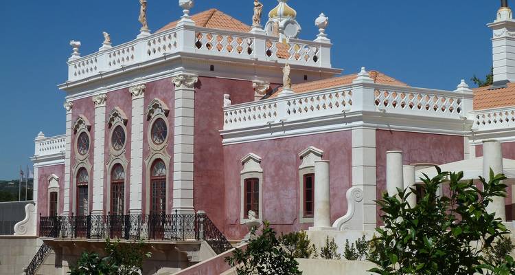 Palast mit rosa Wänden und kunstvollen Details.