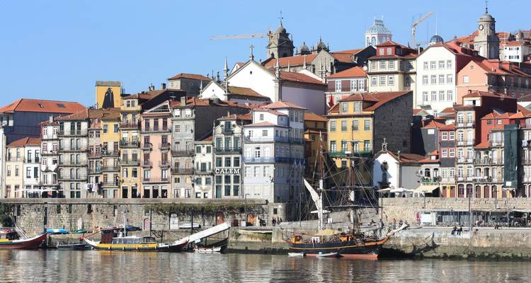 Bunte Gebäude am Wasser mit Booten.