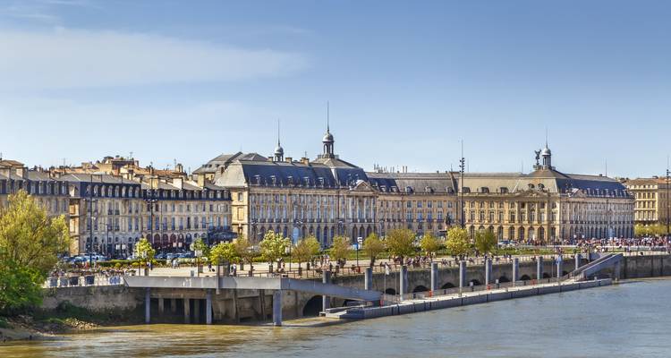 Vue sur les bâtiments historiques de Bordeaux le long de la rivière depuis le front de mer.