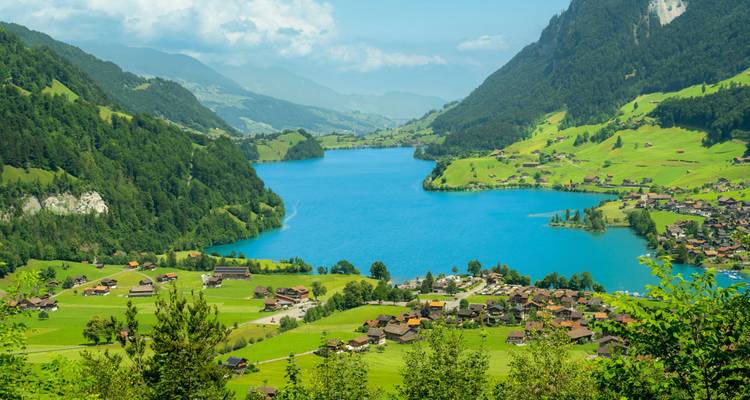 Lac vibrant entouré de collines verdoyantes et de petites villes.