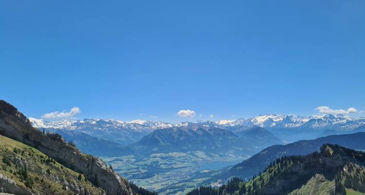 Chaîne de montagnes à couper le souffle avec des sommets enneigés.