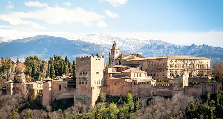 L'Alhambra de Grenade avec les montagnes de la Sierra Nevada en arrière-plan.
