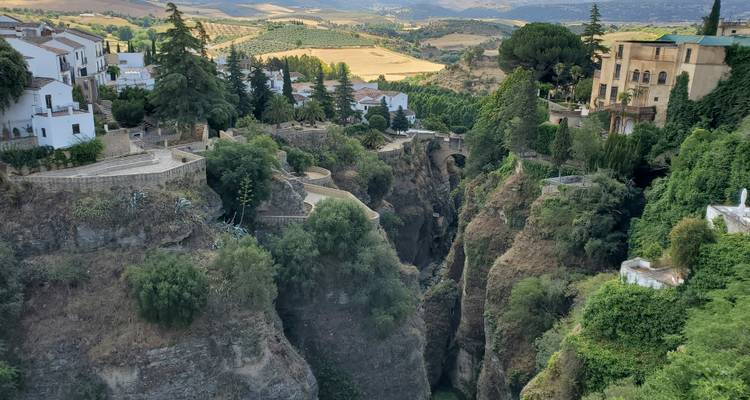 Vue aérienne de Ronda, avec un profond ravin et des bâtiments historiques.