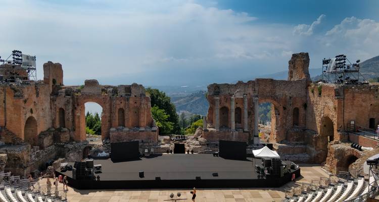 Antikes griechisches Theater mit Blick auf eine malerische Landschaft.