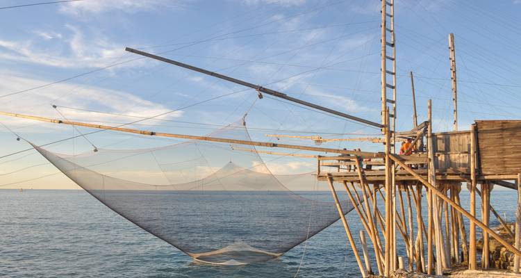 Structure de pêche traditionnelle en bois sur la mer.