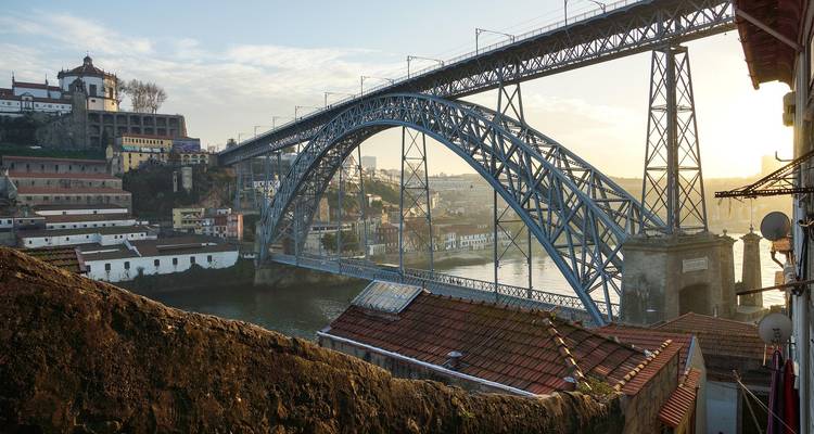 Pont emblématique au-dessus d'une rivière au coucher ou au lever du soleil.