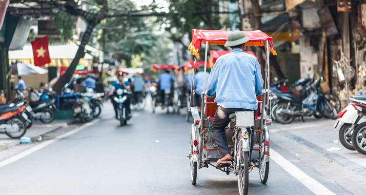 Des cyclistes roulant dans une rue animée de la ville.
