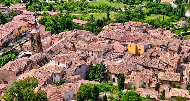 Vista aérea de un pueblo con tejados de terracota.