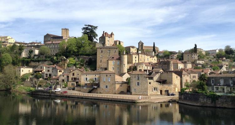 Pueblo con casas de piedra junto a un río.