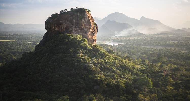 Sigiriya Felsenfestung umgeben von üppigem Grün.